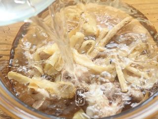 7、滋阴润燥的沙参玉竹苹果猪骨汤,放入适量清水。(水量：大约2L左右)盖上锅盖。大火沸腾后转小火煲1个小时；