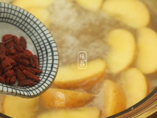 10、滋阴润燥的沙参玉竹苹果猪骨汤,关火前放入枸杞。（煲汤收尾时再放入枸杞,这样可防止大量营养成分流失）