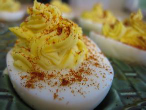 1、恶魔蛋（Deviled Egg）最美味的7种做法！,上述7种恶魔蛋的做法是不是很简单？不管装点出什么花样，都离不开煮蛋、取蛋黄、调味再放回蛋白这三个步骤，食指大动了没？假若你吃腻了水煮蛋、炖蛋、煎蛋，那就不妨也来自制一份恶魔蛋秀一下手艺好了。