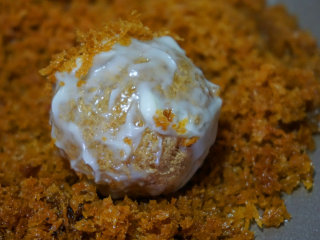 7、咸蛋豆腐球,然后放入炸好的面包糠中均匀的裹一层面包糠