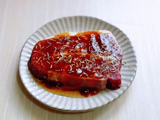 5、黑胡椒意大利面,再撒上迷迭香，腌制20分钟。