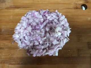 3、自制意大利面,洋葱切丁