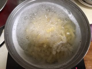 4、自制意大利面,意面加一大勺盐煮熟