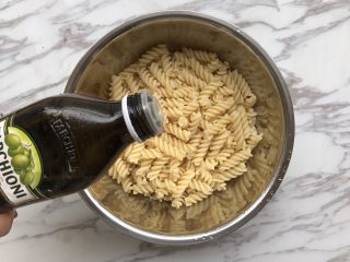 5、自制意大利面,煮熟后捞出加少许橄榄油拌匀,这步主要是防止面粘在一起