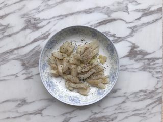 6、自制意大利面,鳕鱼切丁撒上少许黑胡椒、盐、橄榄油入味