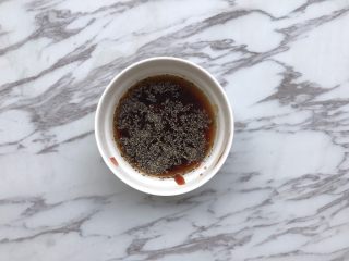 7、自制意大利面,生抽、黑胡椒、番茄酱、盐、糖,少许水调料汁