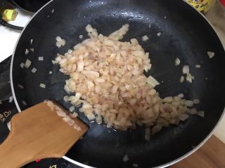 9、自制意大利面,加入洋葱翻炒,炒至透明变软