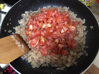 10、自制意大利面,洋葱炒软后加入蕃茄丁继续翻炒
