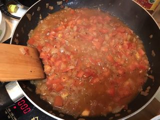 11、自制意大利面,番茄炒软后加入刚刚调制的料汁