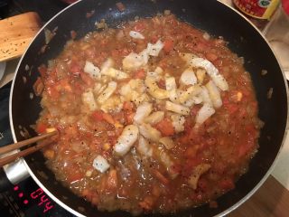 12、自制意大利面,等到番茄浓汤后加入腌制好的鳕鱼块