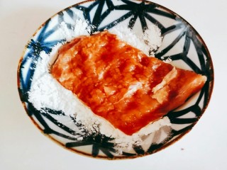 7、日式炸猪排,把腌好的肉放在玉米淀粉里！