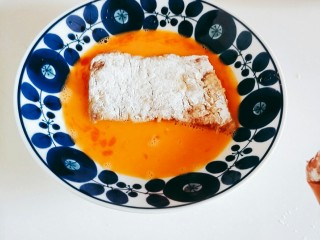 9、日式炸猪排,放在蛋液里！