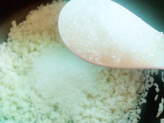 2、团圆八宝饭,加入白糖。