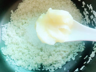 3、团圆八宝饭,加入猪油。