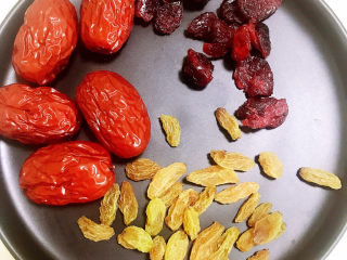 5、团圆八宝饭,准备好红枣、蔓越莓干、葡萄干