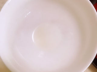 6、团圆八宝饭,准备一个碗抹上猪油