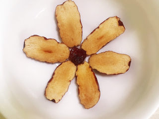 8、团圆八宝饭,将红枣摆在碗中，枣皮向下