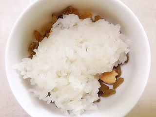 13、团圆八宝饭,挖一勺放入碗中