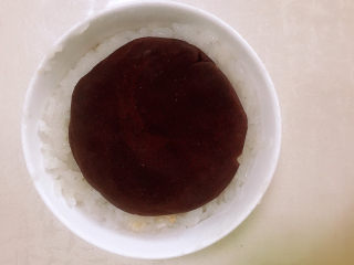 15、团圆八宝饭,红豆沙揉成圆饼状放在糯米饭上