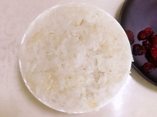 16、团圆八宝饭,再盖上一层糯米饭，压紧实