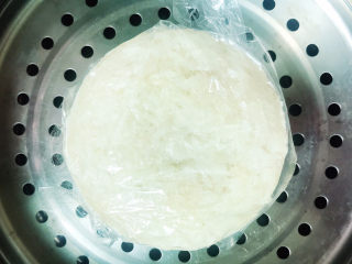 17、团圆八宝饭,盖上保鲜膜，用牙签扎几个孔，大火蒸20分钟