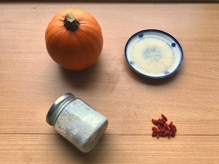 1、枸杞南瓜粥,准备好4样材料。