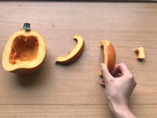 2、枸杞南瓜粥,先切南瓜。如图从左至右:切成1/2→再切成1/8→刀立起来切皮→切小丁。