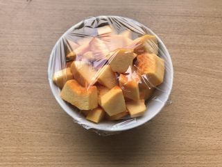 3、枸杞南瓜粥,切好后用保鲜膜包起来准备入微波炉。