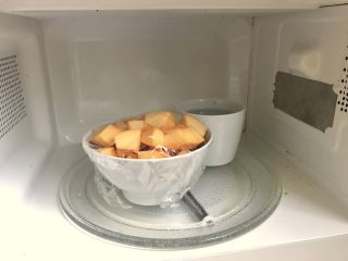 4、枸杞南瓜粥,将一碗热水和南瓜一起放微波炉叮5分钟。期间可以清理之前切的皮和梗什么的。再有时间就去刷牙洗脸吧!( ̄∇ ̄)