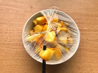 5、枸杞南瓜粥,叮好后南瓜可以很轻易被筷子穿透,就说明熟透了。