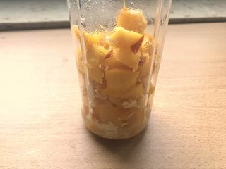 6、枸杞南瓜粥,倒入搅拌机的杯中,加入酒酿和一把枸杞。看自己喜好,喜欢甜一点可以多加一点枸杞。不过要剩下一小撮最后整粒加入,会有不同食感。