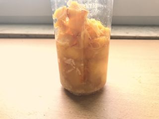 7、枸杞南瓜粥,加入300ml温水。因为南瓜还是热的,所以尽量不要让温度差别太大。