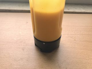 8、枸杞南瓜粥,启动搅拌机,搅打细腻程度如图。尽量搅拌久一点,形成细腻的南瓜泥。