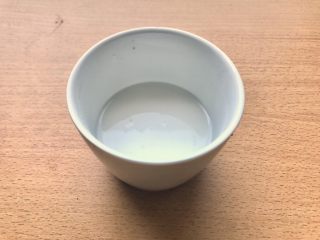 9、枸杞南瓜粥,将糯米粉倒入温水中,搅拌均匀,形成糯米浆。如图,糯米浆呈水淀粉的那种浓稠度即可。水要一点一点加,就不会因为太稀想要加糯米粉了。