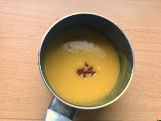 11、枸杞南瓜粥,当南瓜糊糊搅拌出现纹路,变得浓稠时加入整粒枸杞,关火。用余火和南瓜糊的热度激出枸杞香气。