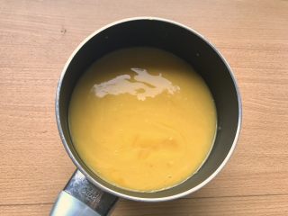 10、枸杞南瓜粥,南瓜泥和糯米浆倒入锅中,大火烧开,冒泡后转小火。加糖,然后一直搅拌。糊糊很容易糊底所以要一直搅搅搅。