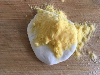 2、五彩桂花小汤圆,一个面团加入玉米粉,喷上水