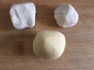 3、五彩桂花小汤圆,揉成黄色面团