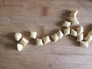 5、五彩桂花小汤圆,切成一小块一小块