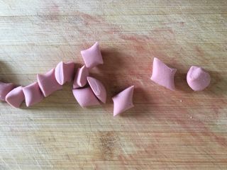 9、五彩桂花小汤圆,切成一小块