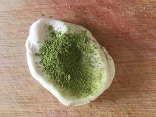 11、五彩桂花小汤圆,另一个面团加入抹茶粉