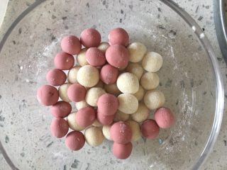 10、五彩桂花小汤圆,揉圆