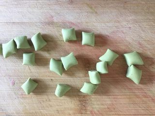 13、五彩桂花小汤圆,切成一小块