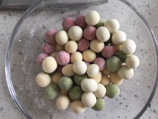 15、五彩桂花小汤圆,白色面团揉圆,里面撒上一些糯米粉,免得小汤圆互相粘住