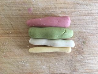 17、五彩桂花小汤圆,搓成相同长度