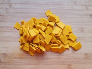 1、冬至美食  南瓜豆角馅包子,板栗南瓜去皮去瓤，洗干净切成片。