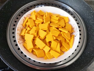 2、冬至美食  南瓜豆角馅包子,放在盘子里隔水蒸熟。