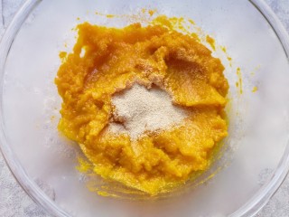 3、冬至美食  南瓜豆角馅包子,蒸熟的南瓜片从蒸锅里取出，放入盆里用勺子压成南瓜泥，晾至温热加入发酵粉搅拌均匀。