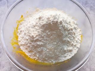 4、冬至美食  南瓜豆角馅包子,加入中筋面粉，用筷子挑拌成絮状。