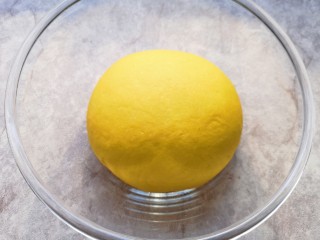 5、冬至美食  南瓜豆角馅包子,揉成光滑的面团，盖上保鲜膜发酵至两倍大。